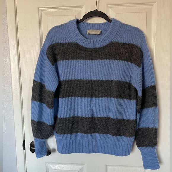 Everlane Alpaca Wool Minimalist Relaxed Gray Blue Stripe
Crewneck Sweater XS - Picture 4 of 7